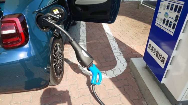 急速充電では日本のCHAdeMO（チャデモ）形式に合わせるため大きなコネクター使用することになる