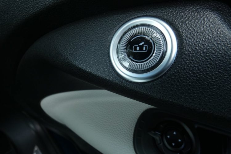 車内からドアを開ける際にボタンをプッシュして操作する