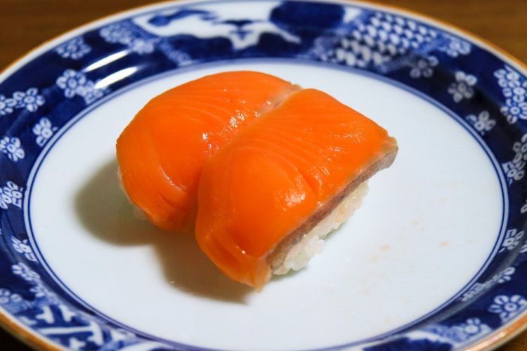 回転寿司で大人気の「サーモン握り」にまつわる悲喜こもごも（イメージ）