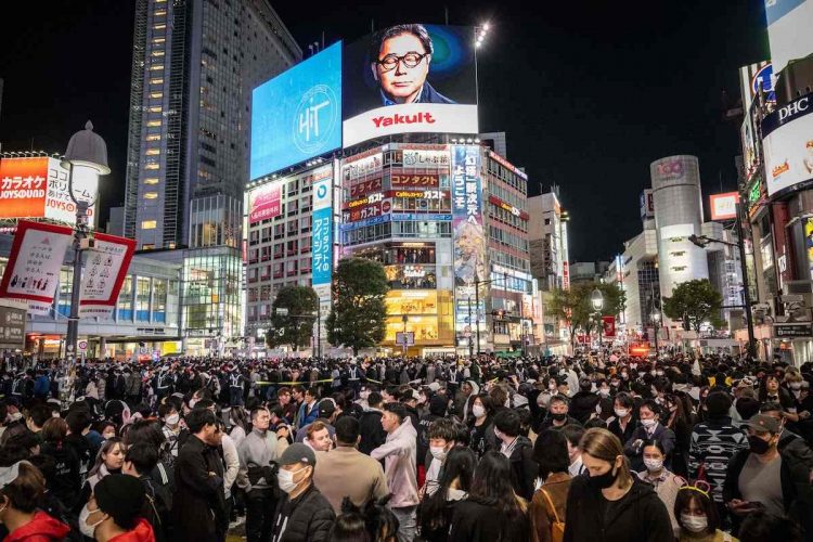 ハロウィン当日の渋谷スクランブル交差点（2022年、AFP=時事）