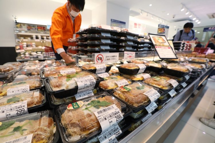 「299円弁当」がズラリと並ぶオーケー銀座店（時事通信フォト）