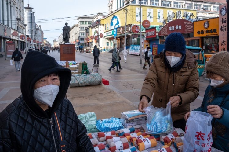 中ロの国境に位置する街・黒河の市場。背後にはロシア人作家・プーシキンの銅像も見える（Getty Images）