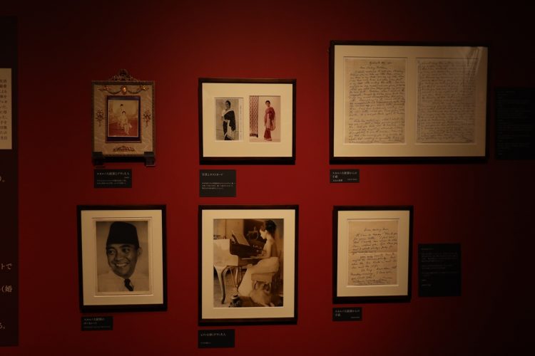 夫人の「捨てられないモノ」の一部は2020年に行われた展示会『傘寿記念 デヴィ・スカルノ展 わたくしが歩んだ80年』で公開された