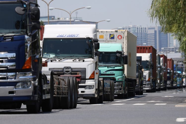 トラックの荷台は、行きは満載でも、帰りは空のまま走るといったことは珍しくないという（写真はイメージ／時事通信フォト）