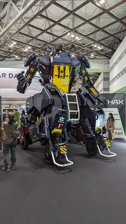 最大全高4.5m、重量は3.5トンの巨大ロボット