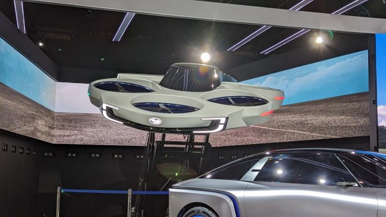 “ぶつからない車”を目指し、衝突安全性能などで世界的に評価の高い「スバル」が展示するのは、UFOのような姿の空飛ぶ車
