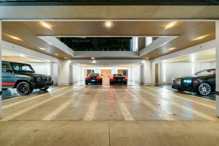 7台の駐車スペースがある車庫（不動産紹介サイトより）