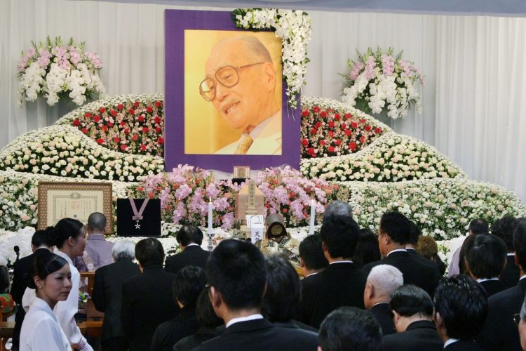 森繁久彌さんの葬儀にはファンから政治家まであらゆる人が駆けつけた（写真／共同通信社）