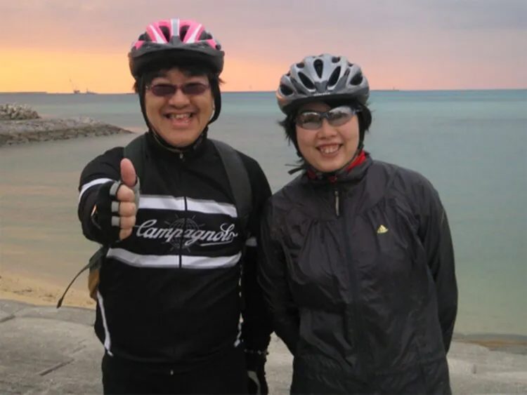 サイクリングが共通の趣味だった哲雄さん（左）と稚子さん。稚子さんは「夫からの宿題」として遺志を継いで終活ジャーナリストに