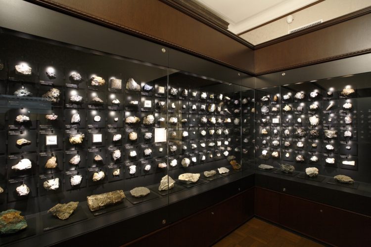上野本館の日本館・3階西側には、独学で鉱物を学んだ櫻井欽一博士の鉱物コレクション約400点が並ぶ（C）国立科学博物館