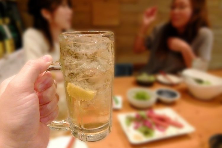 カラオケ店は歌うだけの場所じゃない（写真：イメージマート）