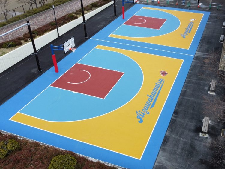 子どもたちの運動機会を増やすため整備された会津若松総合運動公園のバスケットコート（福島県会津若松市のホームページより）