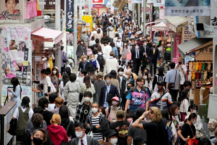 人気観光地には外国人も訪れて黒山の人だかりに（原宿・竹下通り。EPA=時事）