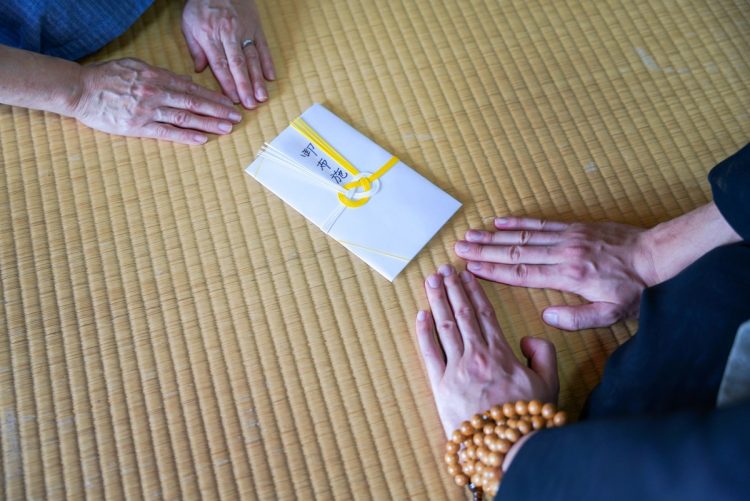 墓じまいでは離檀料をめぐってトラブルが起こることも（写真：イメージマート）