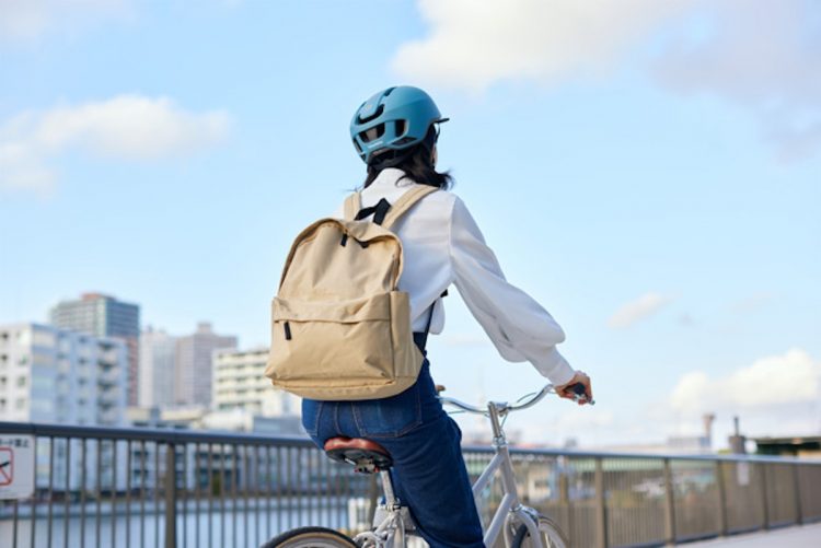 普段乗りの自転車でヘルメットを着用する人はまだまだ少数（写真：イメージマート）