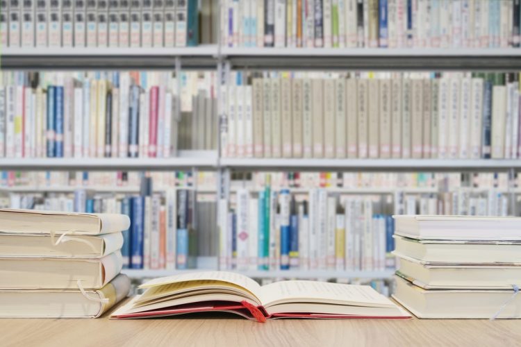 若い世代にとって公共図書館は使いにくい？（写真：イメージマート）