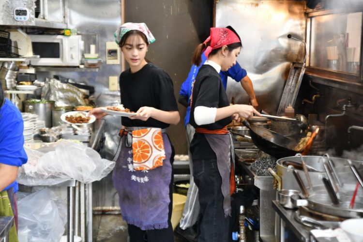 千葉の老舗町中華「中華東東」を切り盛りする店長の池田穂乃花さん（左）。隣は幼馴染の許維娟さん