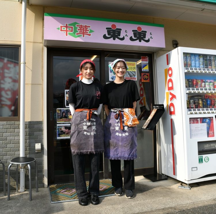 初代の孫娘・池田穂乃花さん（右）と幼馴染の許維娟さん