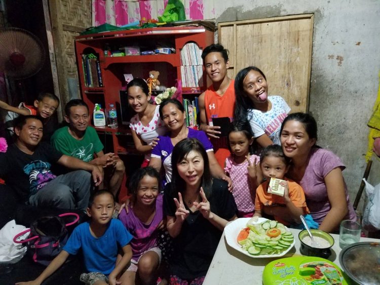英語を習っているフィリピン人の講師宅を訪れ、熱烈な歓迎を受けた