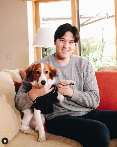 MVP発表時の大谷翔平と犬のかわいいツーショット（MLBインスタグラムより）