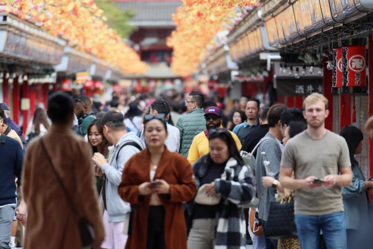 外貨を取り込むべく、インバウンド関連に政策の後押しが期待される（東京・浅草。時事通信フォト）