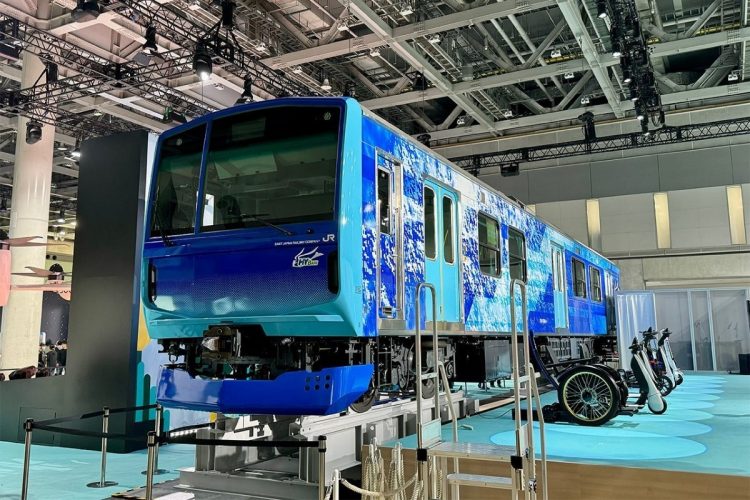 「ジャパンモビリティショー2023」で展示されたJR東日本の燃料電池電車「HYBARI」