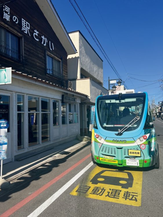 “誰もが生活の足に困らない町”を目指し、自動運転のバス運行を2020年11月より開始した。自治体が自動運転バスを公道で定常運行するのは国内で初