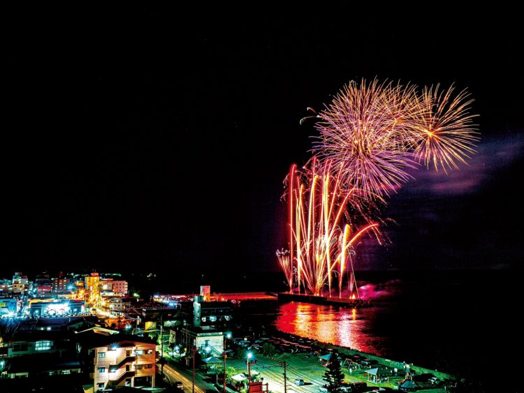 2022年度には世界自然遺産登録1周年を記念した花火大会を開催（2023年1月9日）。海岸沿いの落下防止柵なども寄附金を活用して購入したといい、冬空の花火を町民が楽しんだ