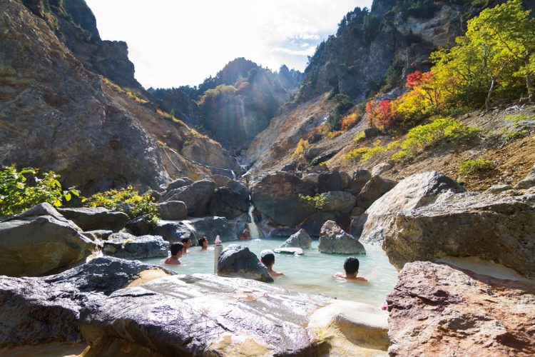 「米沢八湯」と呼ばれる名湯ぞろいで、湯めぐりも旅のお楽しみのひとつ。冬場は一面真っ白な雪見温泉を満喫できる