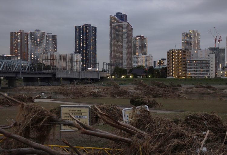 武蔵小杉では台風の影響で停電や冠水したマンションも（2019年10月。時事通信フォト）