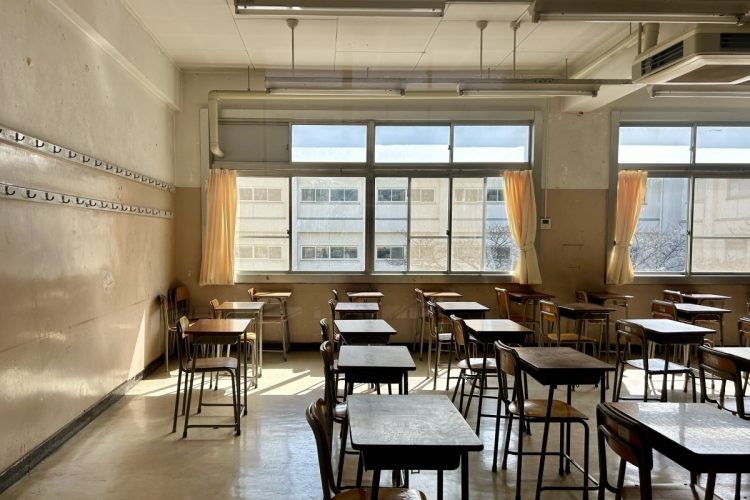 廃校になった高校の教室（写真：イメージマート）