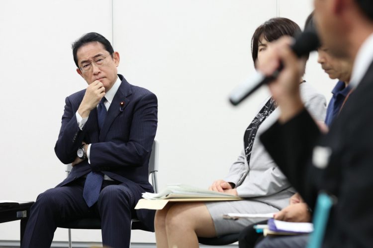 高齢者の医療や介護について意見交換する岸田文雄首相（時事通信フォト）