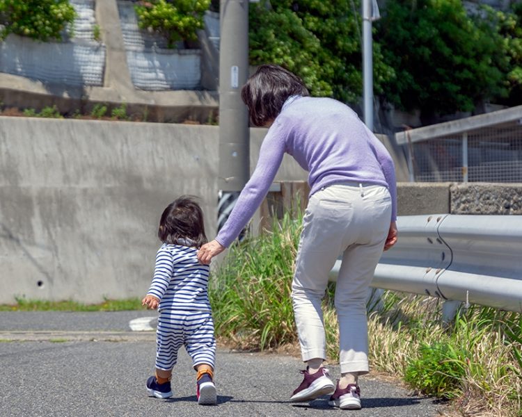 どれだけ孫がかわいくても適切な距離感が大切（イメージ）