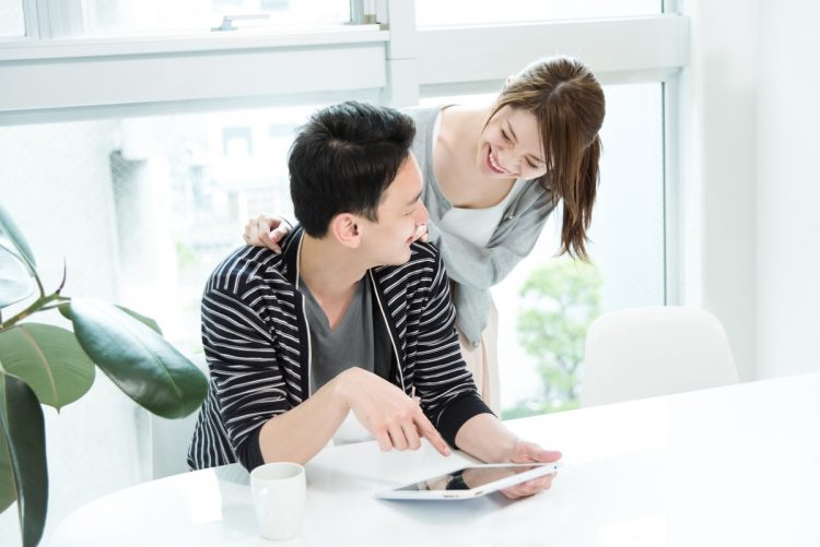 散財さえしなければ夫婦共働きで1億円の資産を築くことは十分可能（写真：イメージマート）