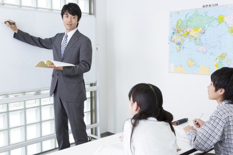 過熱する中学受験。「塾銀座」と呼ばれる密集地もあるという（写真：イメージマート）