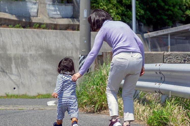 どれだけ孫がかわいくても適切な距離感が大切（イメージ）