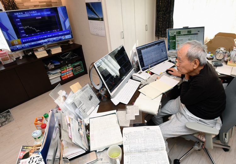 87歳にしてPCモニター3台を見つめながらトレードする藤本茂さん