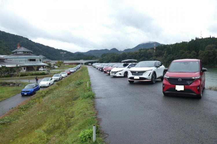 参加61台中、42台が日産車。道の駅でも注目を集めていた