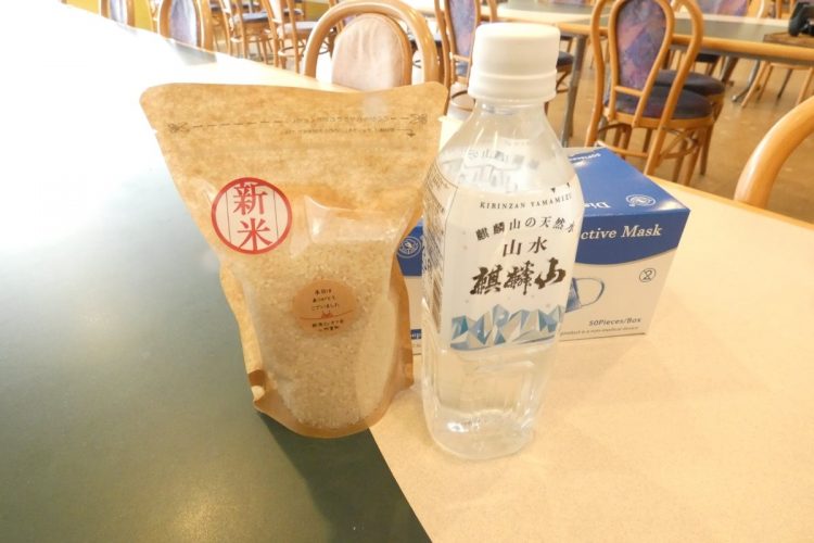 参加賞として配られた新潟のブランド米「新之助」の新米や津川の名水「山水　麒麟山」などNSホールディングス以外にも協賛があった