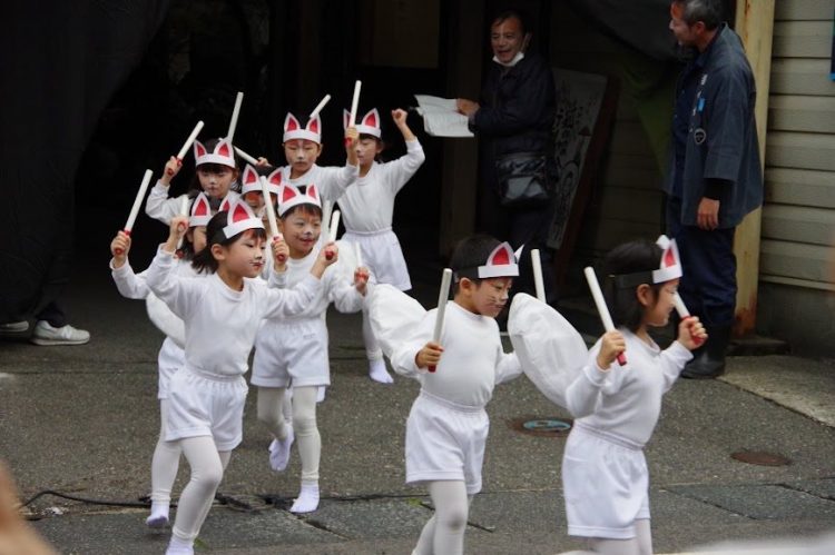 町中に可愛らしい子狐たちが溢れる