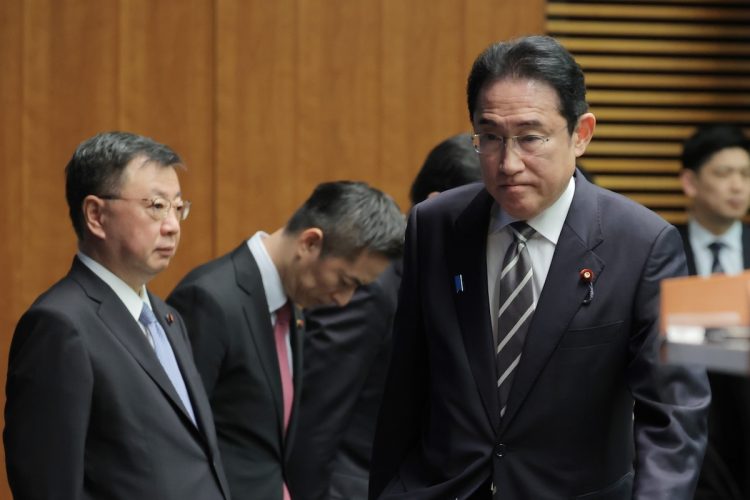 松野官房長官（左）を含む安倍派4閣僚が事実上の更迭となった（時事通信フォト）