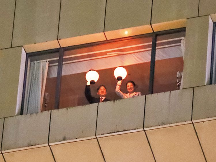 ご即位を祝う地元民の提灯行列に、ホテルの窓からお応えになる両陛下（写真／JMPA）