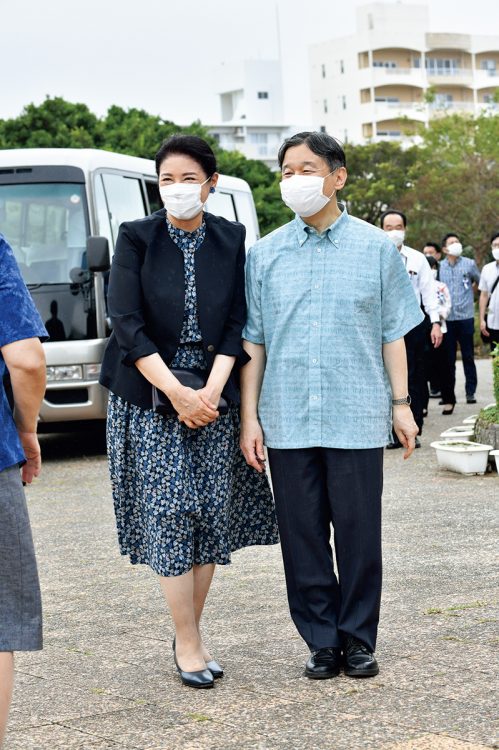 訪れられた宜野湾市立体育館で地元の人と交流される両陛下。マスク越しでもわかる弾ける笑顔が印象的だ（写真／JMPA）