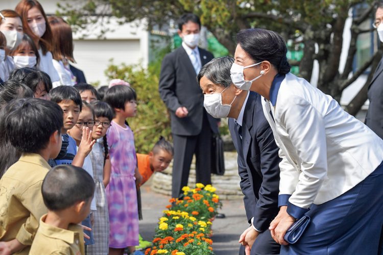 ホテルから車で1時間ほどの厚岸町社会福祉センターでは地元の保育園児らと交流され、笑顔を見せられた