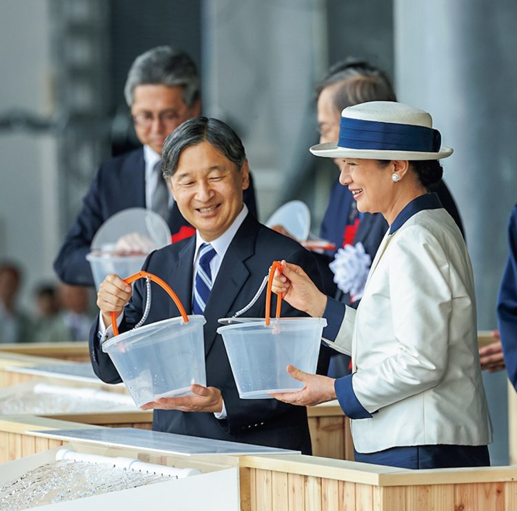 厚岸漁港で行われた海づくり大会の式典では、北海道の名産で知られるマツカワの稚魚とホッカイエビを海に放流された（写真／JMPA）