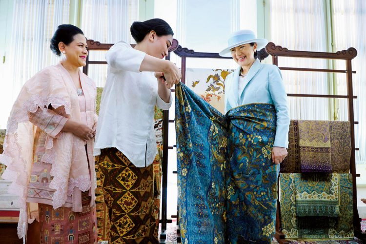 7日間の日程の中で現地の文化を楽しまれた雅子さま。写真はインドネシア大統領夫人とともに、現地の伝統衣装をお召しになるご様子（写真／共同通信社）