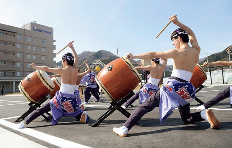 『大船渡プラザホテル』（岩手県大船渡市大船渡町茶屋前7-8）。大船渡港を望む立地。敷地前で大船渡東高校の太鼓部が演奏を披露したことも