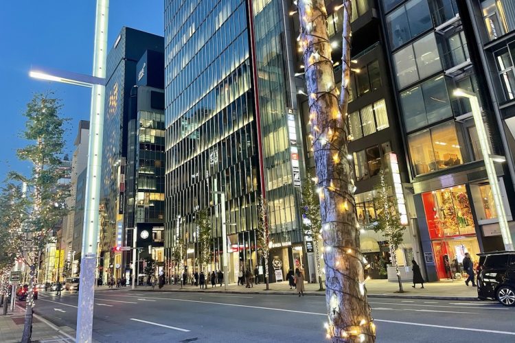 高級ブランドが軒を並べる東京・銀座の街並み