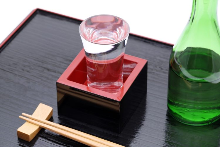 酒瓶に貼られているラベルから、その日本酒の様々なことが分かる（写真：イメージマート）