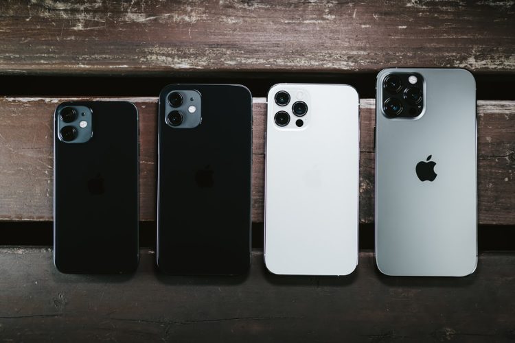iPhone 12シリーズのサイズ比較。左からmini、無印、Pro、Pro Max